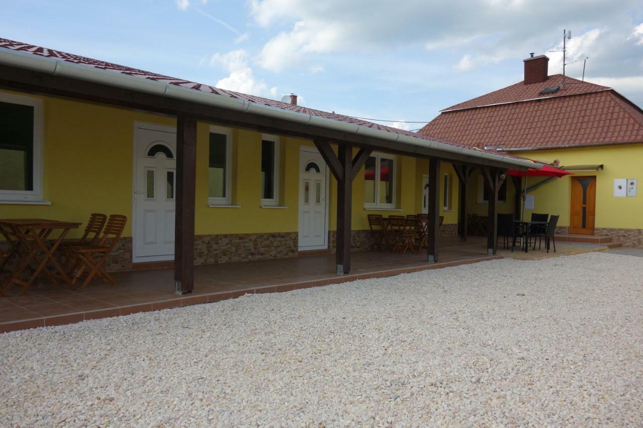 La Familia Sturovo Exterior foto